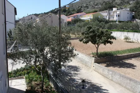 1. Floor double room with approx. 20m², balcony, WiFi, bathroom with shower Отели в г. Donji Seget