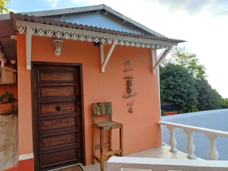 Quiet little hut surrounded by vegetation... Отели в г. Сен-Дени