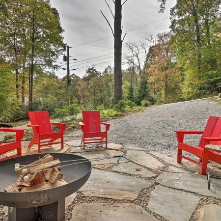 1 Mi to Town: Chalet-Style Highlands Retreat