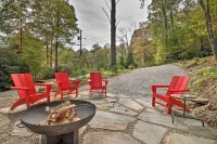 1 Mi to Town: Chalet-Style Highlands Retreat - Balcony