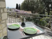 2-room apartment, bathroom wc, small terrace, free parking, Wifi, Tv Canal+. Hotels in Vence