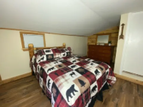 Charming 1-bedroom apartment with WiFi and AC in beautiful Indian Lake. 哈密爾頓縣酒店