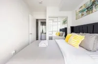 Toronto closer Budwiser walk Scotiabank arena 6mins with uber , Rogers Centre . Отели в г. Восточно-Йорк / Пляж