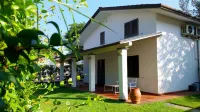 Villa with swimming pool a stone's throw from the sea