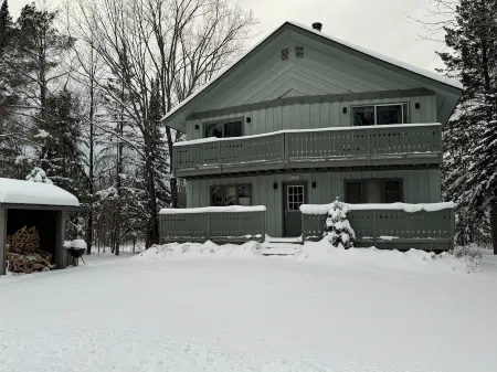 Powdery Peak Ski Chalet- Where Mountain Memories Begin