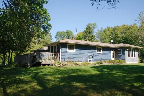 Tranquility on Lake Seymour, Trent Hills. Seymour Point a year round property. Hotels in Trent Hills