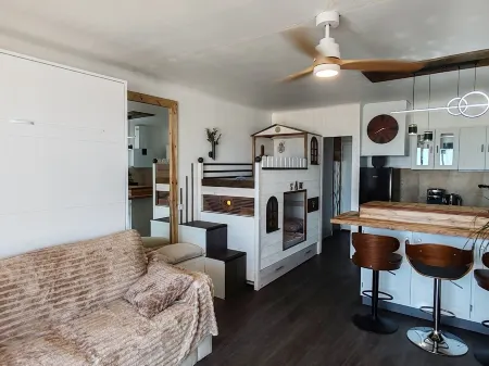 Studio apartment on the seafront Отели в г. Пор-ла-Нувель