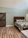 Charming studio in beautiful Hendersonville with AC, WiFi, hot tub & gated