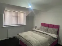 Budget En-suite in Wolverhampton/Birmingham Rd, situated in a quiet neighborhood