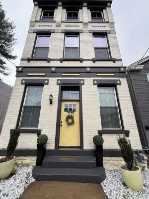 BIG ASH HOUSE Historic Ludlow Beauty !!!  Overlooking the Ohio River Hotels in Ludlow