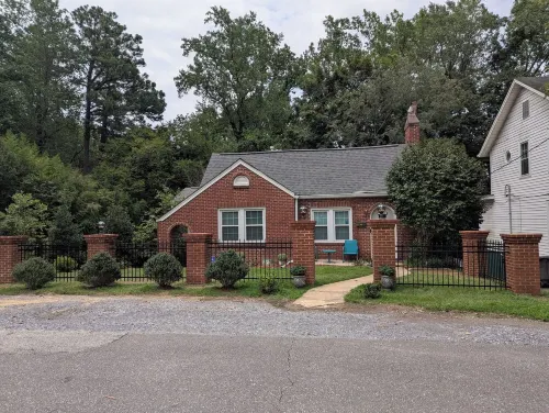 Holly Hill..  3-bedroom home in Historic Gastonia private yard 20min to Airport