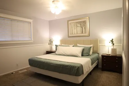 Two kitchens, patio, fenced backyard, and playground. Отели в г. Тейлорсвилл