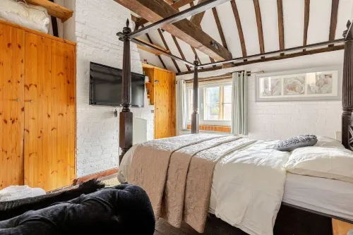 This charming 17th Century Grade II listed Cottage Hotels in Marlow