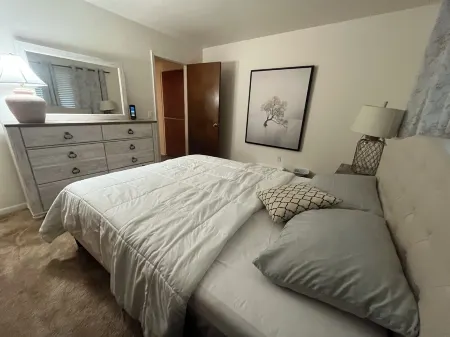 Charming 3-bedroom house with WiFi, AC in serene Clinton Township