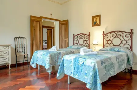 The Pinewood for Wine Lovers