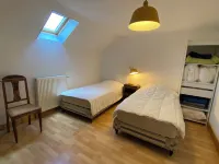 Former hamlet school, house with 500m2 enclosed grounds and swimming pool. Hotels in Saint-Cyr-les-Colons