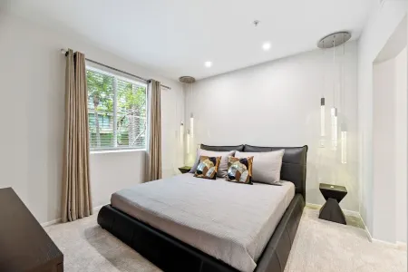 3 Bed, 2 Bath 1340 sq/ft Luxury Condo in Irvine Отели рядом с достопримечательностью «Университет Калифорния Ирвайн»