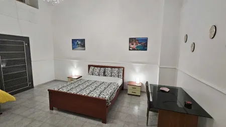 2 minutes from the Train .Apartment great for families and groups