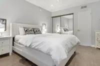 Beautiful Modern Condo by Ventura Blvd Hotels in Tarzana