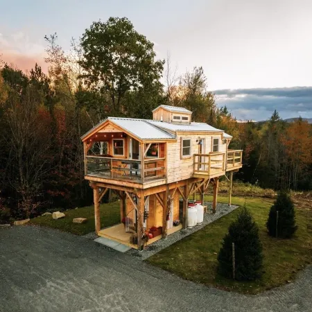 Romantic Riverbed Treehouse - hot tub & new sauna!