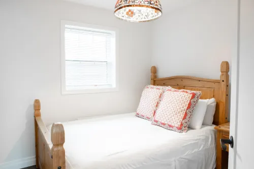 Detached Victorian Style Tiny Home - Long Stays U7
