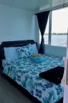 Charming house boat with 2 bedrooms and WiFi, AC in wonderful Islamorada