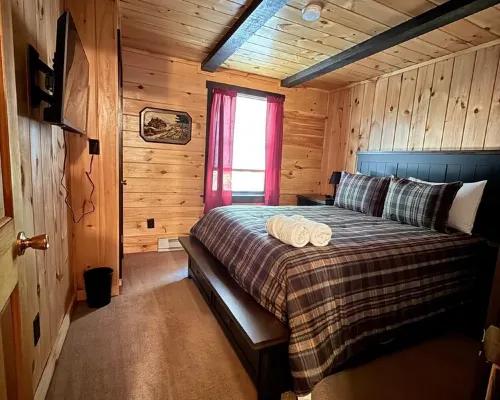 Charming 3-bedroom cabin in Madison, NH with private access to lake. Hotels in Madison
