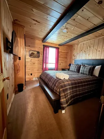 Charming 3-bedroom cabin in Madison, NH with private access to lake.