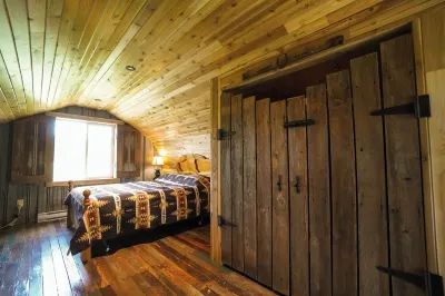 Stay in the Barn! Bedroom in the Hayloft! Hotels near Island 22 Bike Park