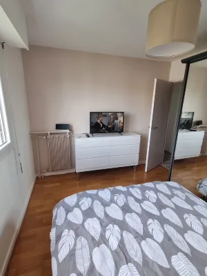 Appartement Refait à Neuf Proche de Tous les Transports Hotel a Rosny-sous-Bois