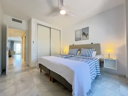 Apartamento en Primera Línea de Playa en Benalmádena Отели рядом с достопримечательностью «Памятник Коломаресу»