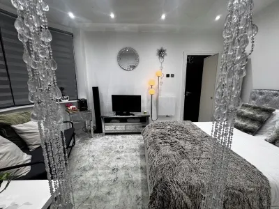 cosy large one-bedroom for business travellers Hotels near Twickenham