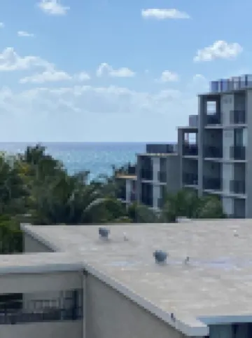 Charming beach front condo, Freeport ,Coral Beach, with AC/WiFi, salon/spa, pool
