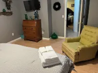 #03 Downtown double couple retreat with king beds. Các khách sạn ở Lorain