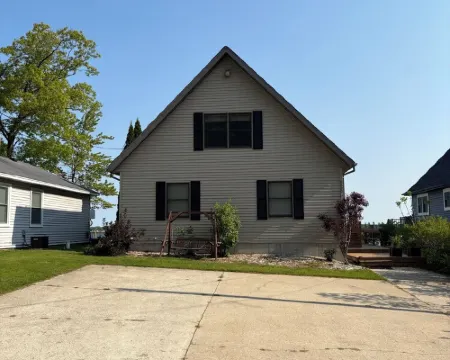 Rest and Relax in This 4-Bedroom  Cottage in Lake City on Lake Missaukee Hotels in Missaukee County