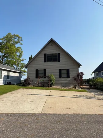 Charming 4-bedroom lakefront cottage in Lake City on beautiful Lake Missaukee