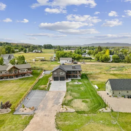 Modern Lakehouse l Slps 34 l Courts + Chefs Kitchen l Bear Lake Haven