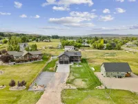 Modern Lakehouse l Slps 34 l Courts + Chefs Kitchen l Bear Lake Haven