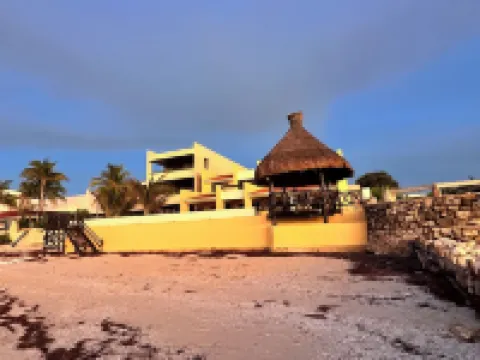 Spacious 4-bedroom house in delightful Progreso with WiFi AC …the best views in