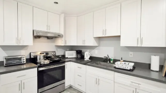 261-9 Cozy 2-Bedroom Apartment near Mountain View Downtown