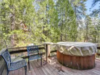 Arnold Getaway with lake access Hotel di Arnold
