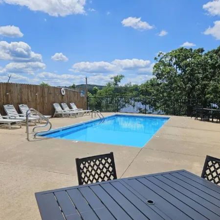 Lakeview Penthouse, Amazing Views—3BR/2BA Relax in Branson Condo, Indian Point