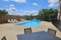Lakeview Penthouse, Amazing Views—3BR/2BA Relax in Branson Condo, Indian Point