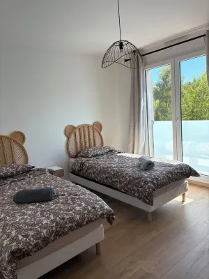 La Bulle Dorée Private Jacuzzi Amneville Cité des loisirs 8 p Hoteles en Amnéville