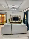M & M Penthouse, 1 bedroom Salon Villa Complete