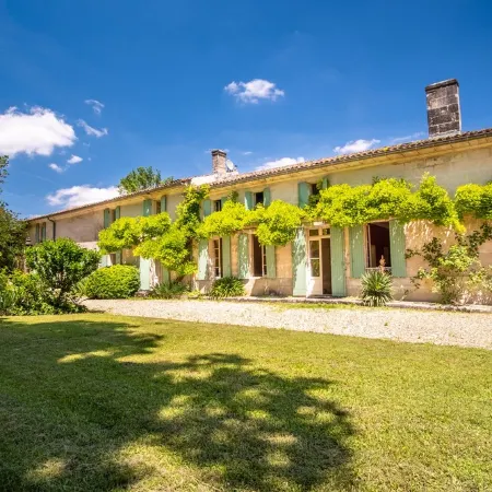 Charming house with large heated swimming pool near Saint-Emilion