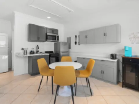 Welcome to Pool Azul! Guest House & Pool. Two King Size Beds. スワニーのホテル