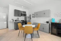 Welcome to Pool Azul! Guest House & Pool. Two King Size Beds. Hotels in Suwanee