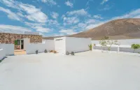 Quiet house with spectacular views to Isla de Lobos and Fuerteventura.