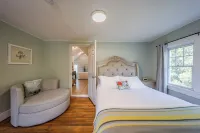 Cozy Cottage House - Pool & Hot Tub